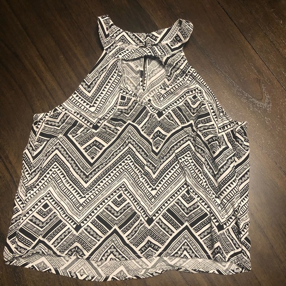 Divided geometric cute black and white blouse - Picture 6 of 6